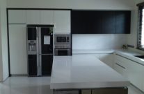 Modern White High Gloss Kitchen Cabinet with Appliances